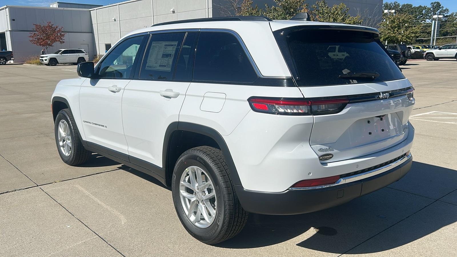 2025 Jeep Grand Cherokee Laredo photo 4