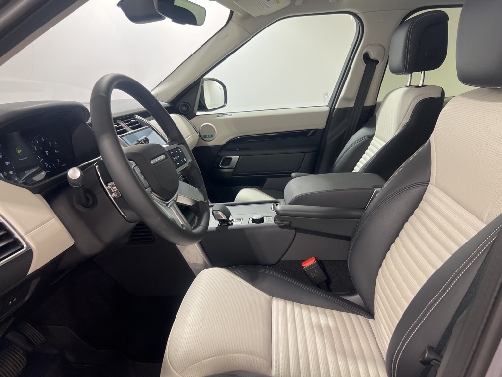 2025 Land Rover Discovery S photo 10