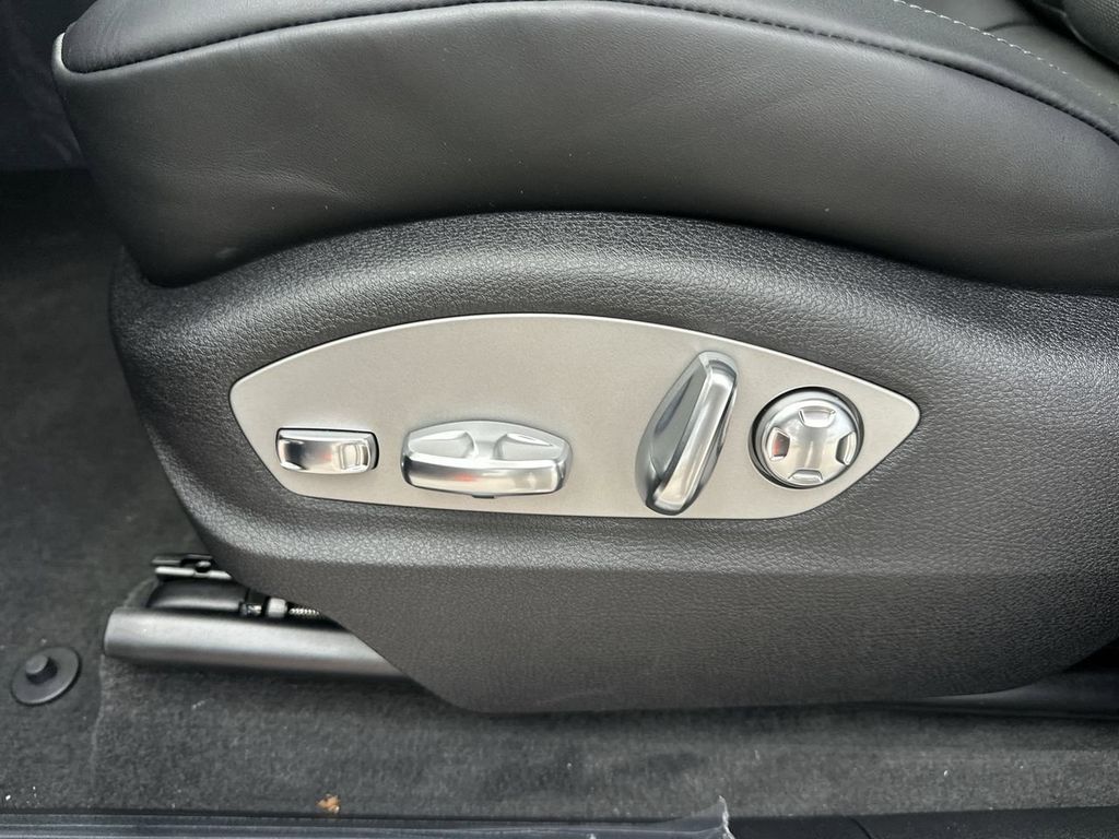 2025 Porsche Macan Base photo 9