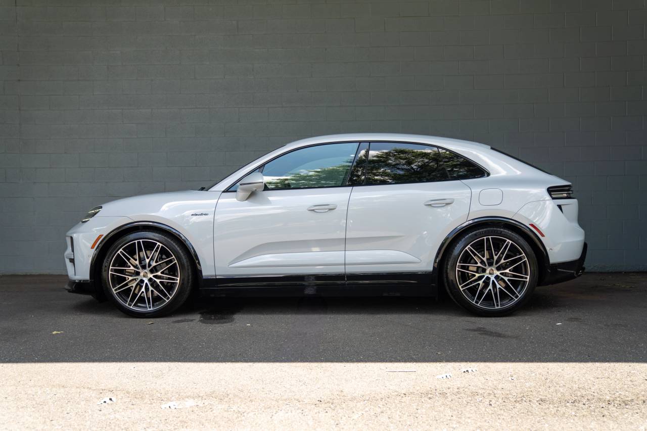 2025 Porsche Macan Turbo Electric photo 2