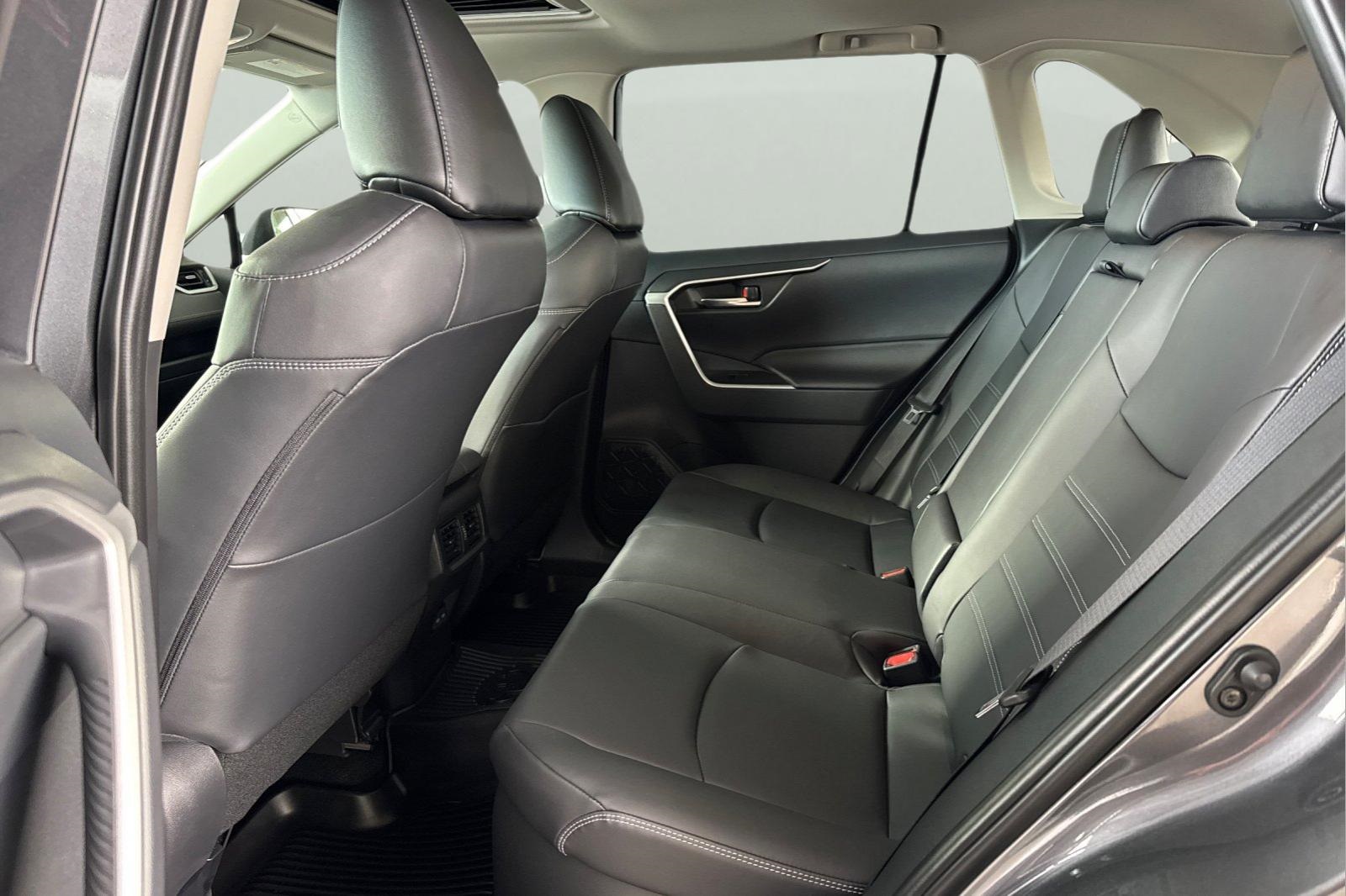 2024 Toyota RAV4 Hybrid XLE Premium photo 3