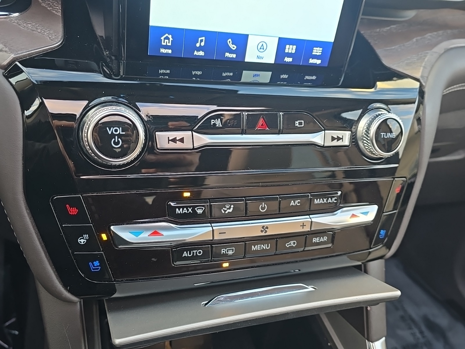 2022 Ford Explorer Hybrid Platinum photo 9