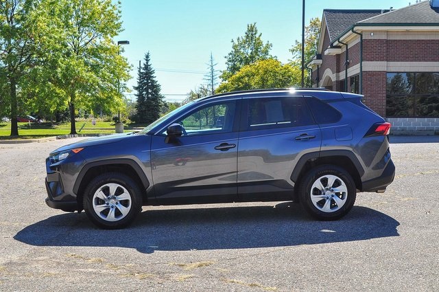 2020 Toyota RAV4 LE photo 6