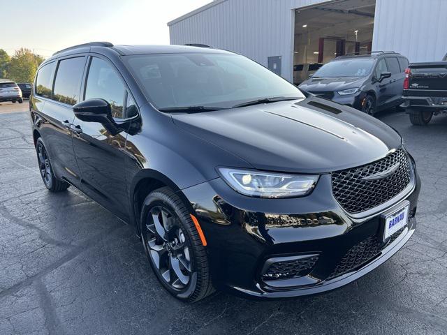 2026 Chrysler Pacifica Limited's photo