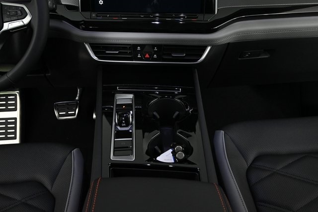2025 Volkswagen Atlas Peak Edition SE photo 11