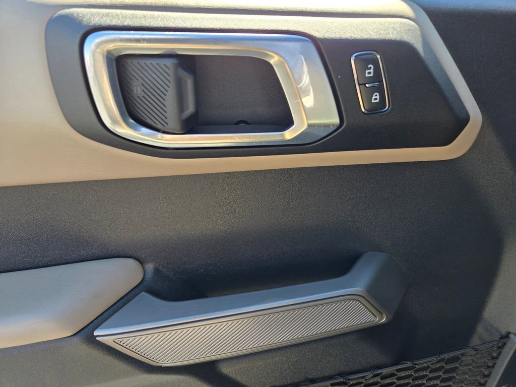 2022 Ford Bronco Base photo 17