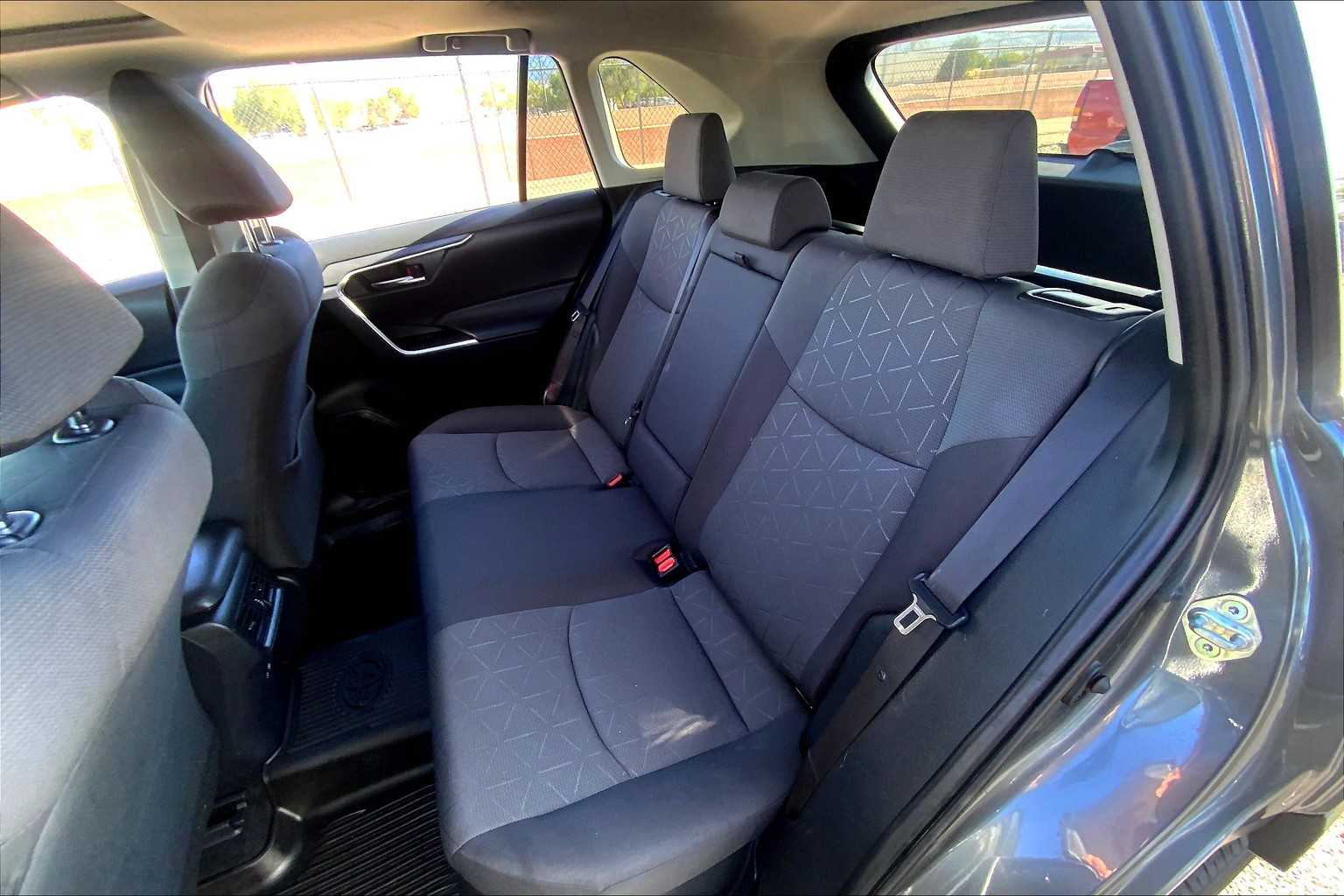 2023 Toyota RAV4 Hybrid XLE photo 17