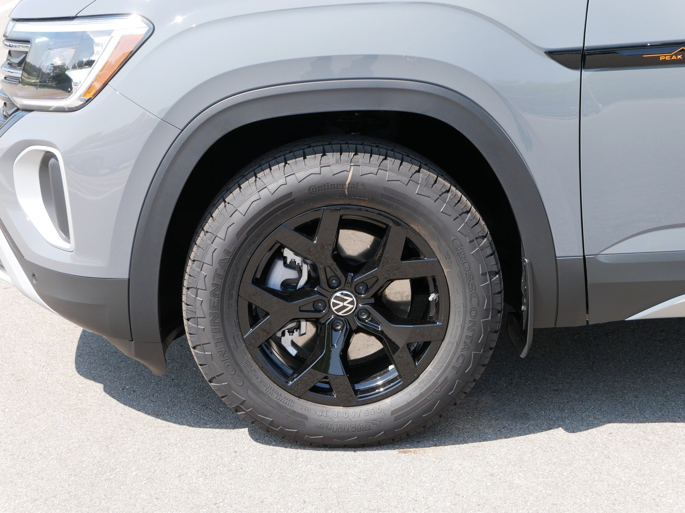 2025 Volkswagen Atlas Peak Edition SE photo 2