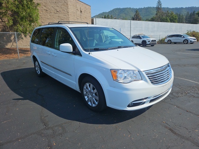 2015 Chrysler Town & Country Touring photo 3
