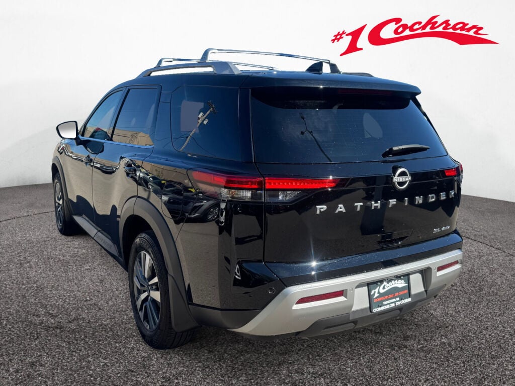 2024 Nissan Pathfinder SL photo 4