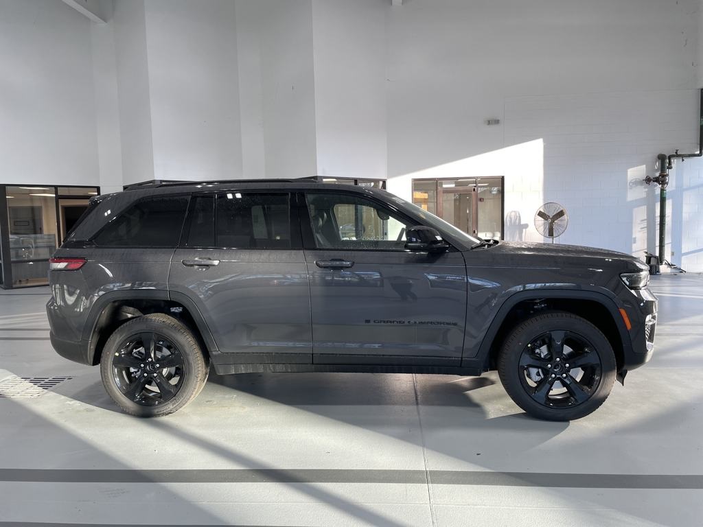 2025 Jeep Grand Cherokee Limited photo 3