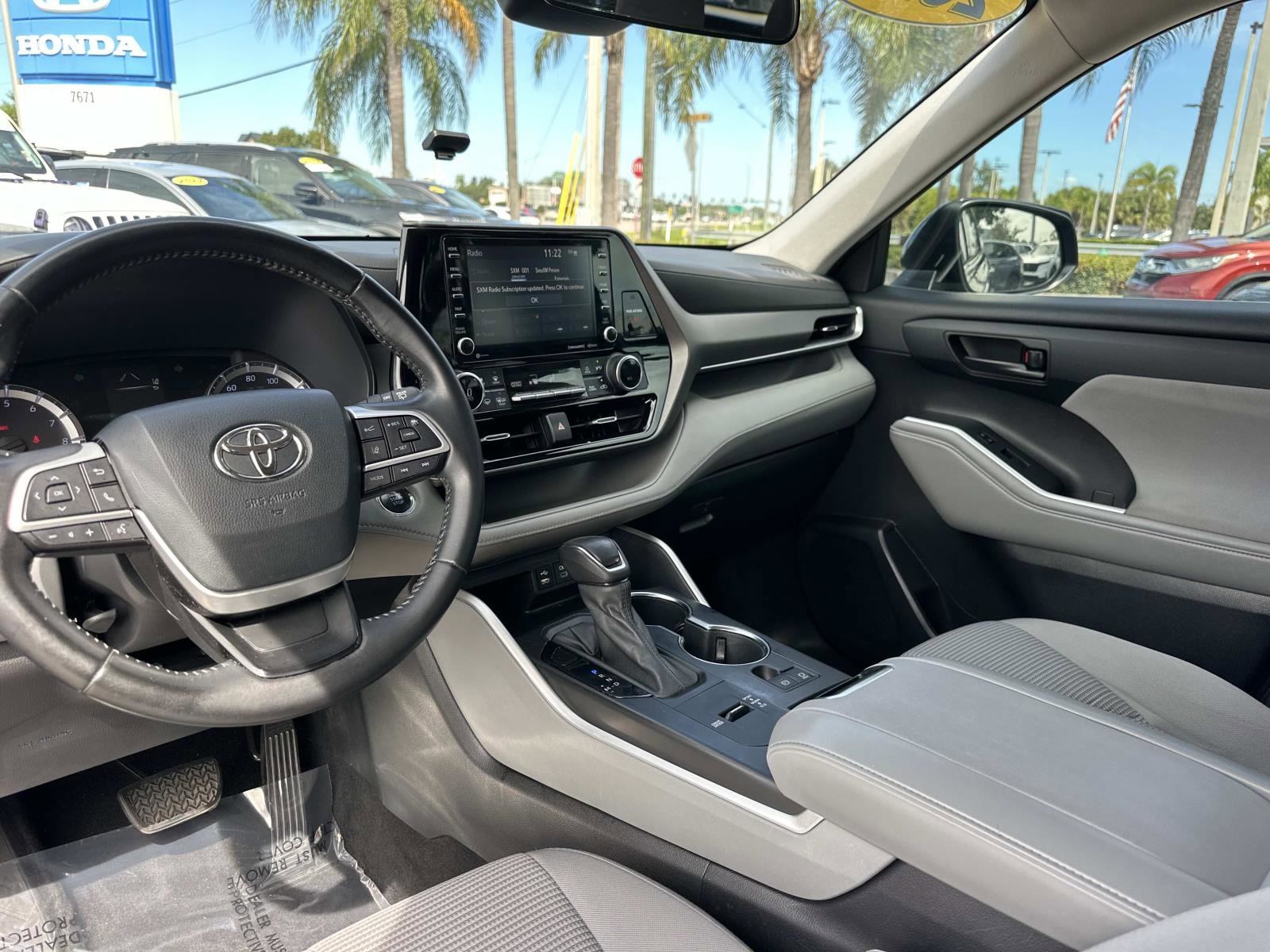 2022 Toyota Highlander LE photo 14