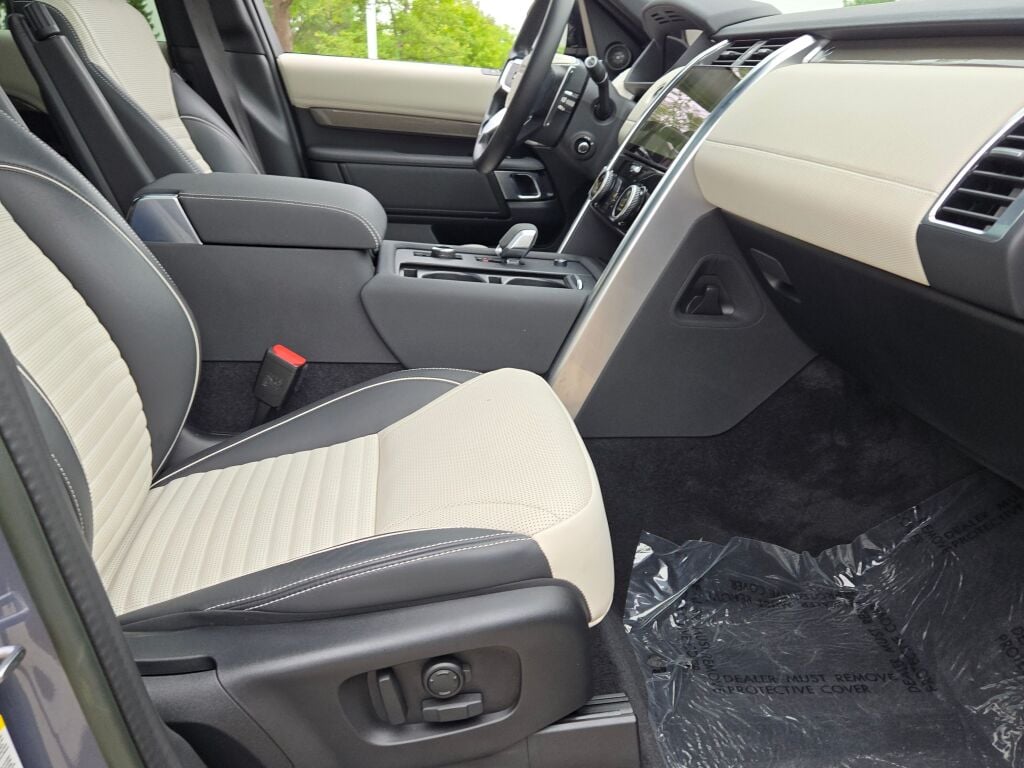 2023 Land Rover Discovery HSE R-Dynamic photo 2