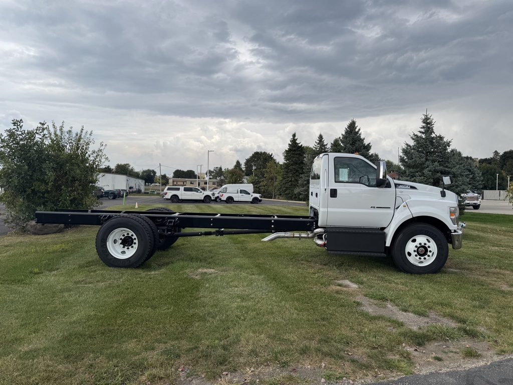 2026 Ford F-650 Base photo 2