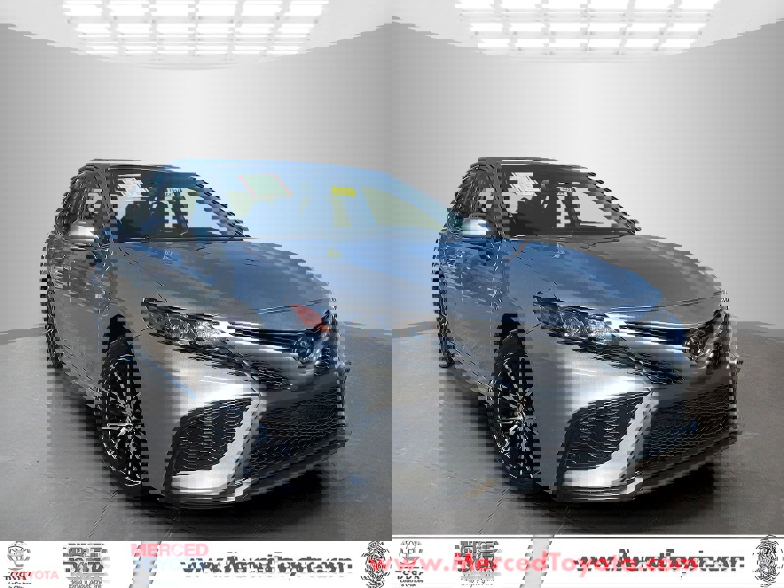 2024 Toyota Camry SE's photo