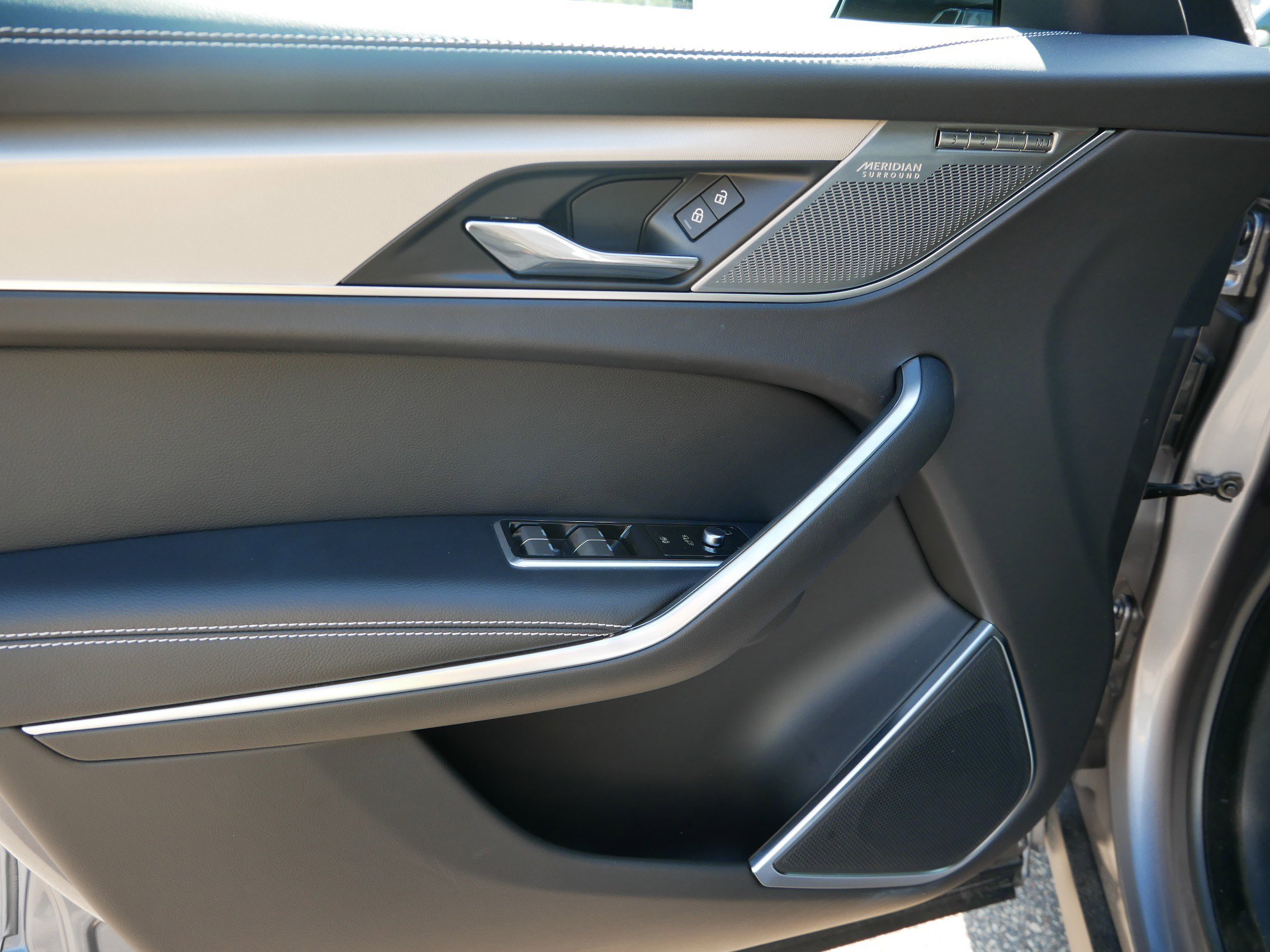 2025 Jaguar F-PACE P250 R-Dynamic S photo 12