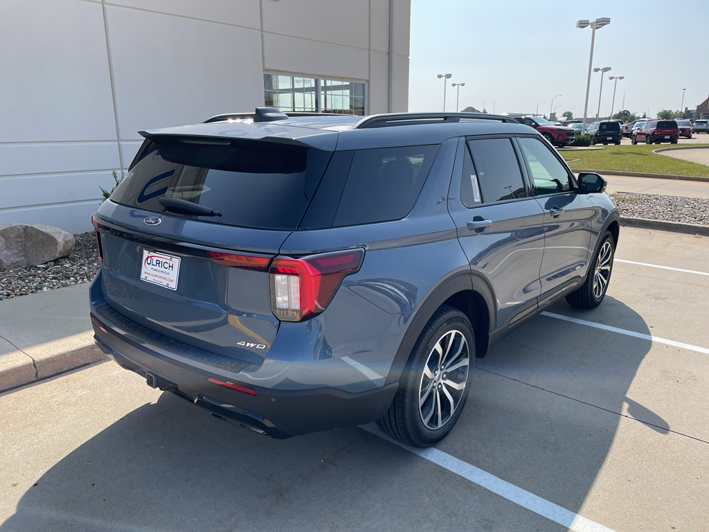 2025 Ford Explorer ST-Line photo 8