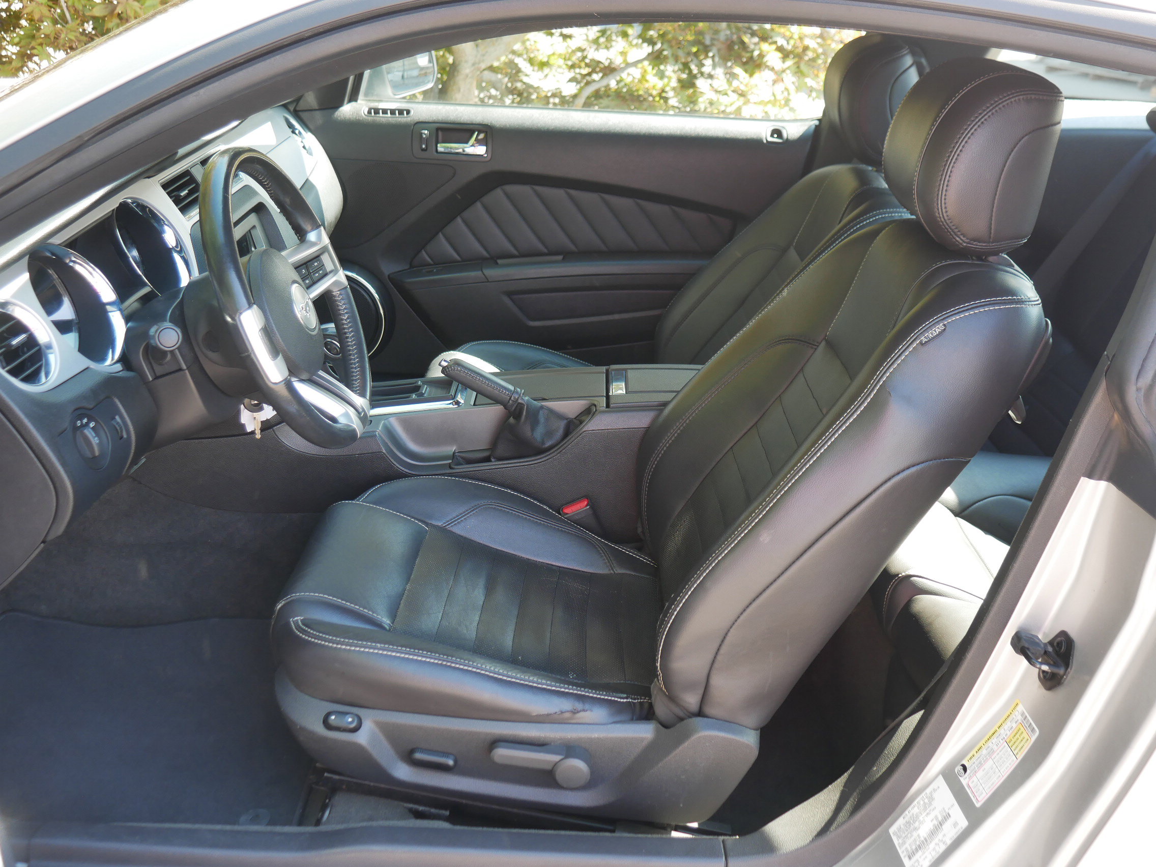 2013 Ford Mustang V6 Premium photo 2