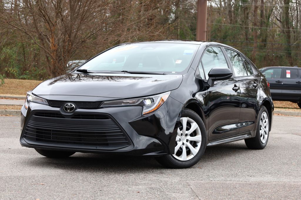 2024 Toyota Corolla LE's photo