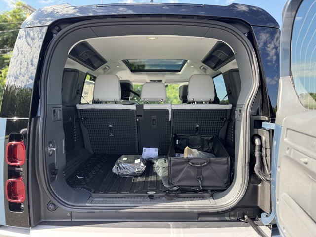 2025 Land Rover Defender 110 S photo 9