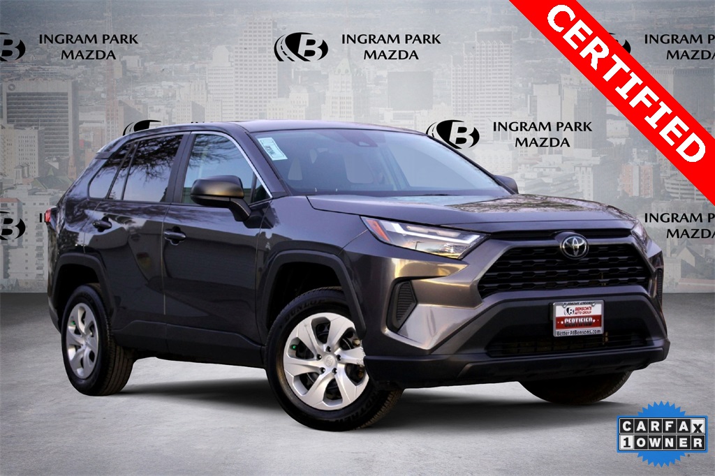 2025 Toyota RAV4 LE's photo