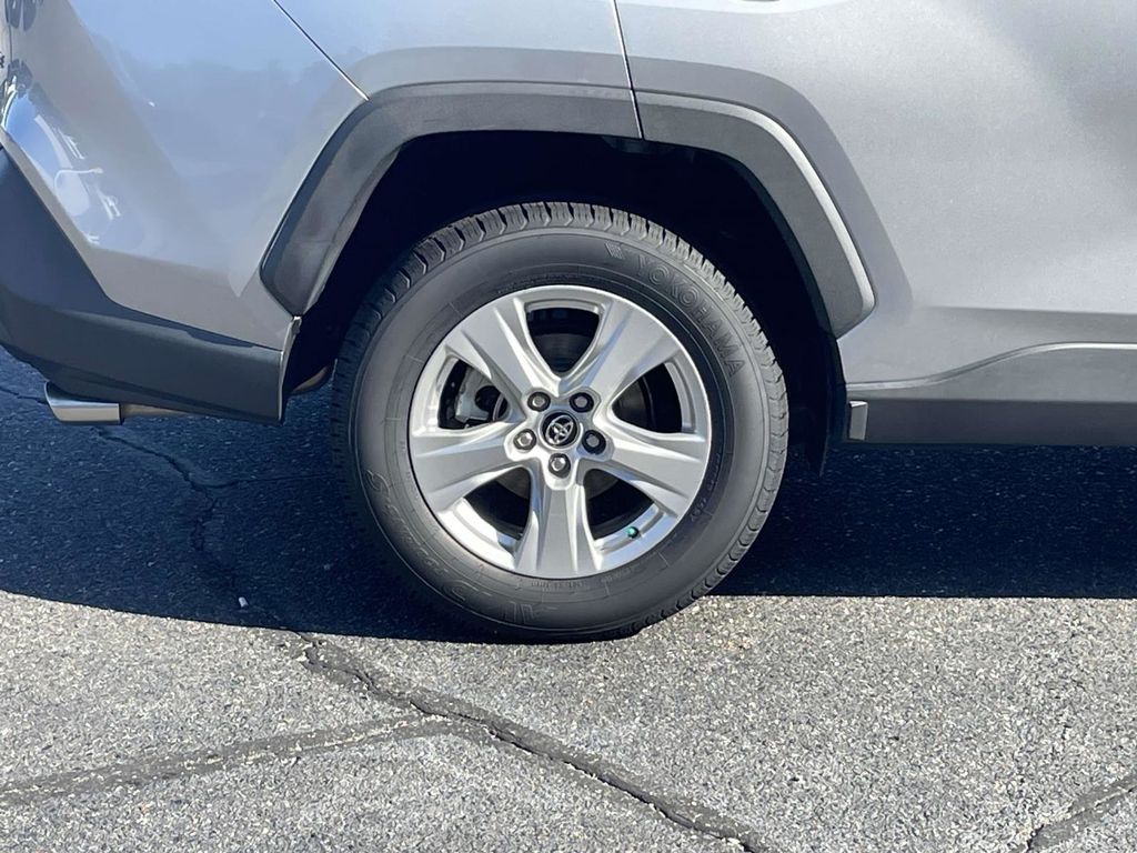 2020 Toyota RAV4 XLE photo 11