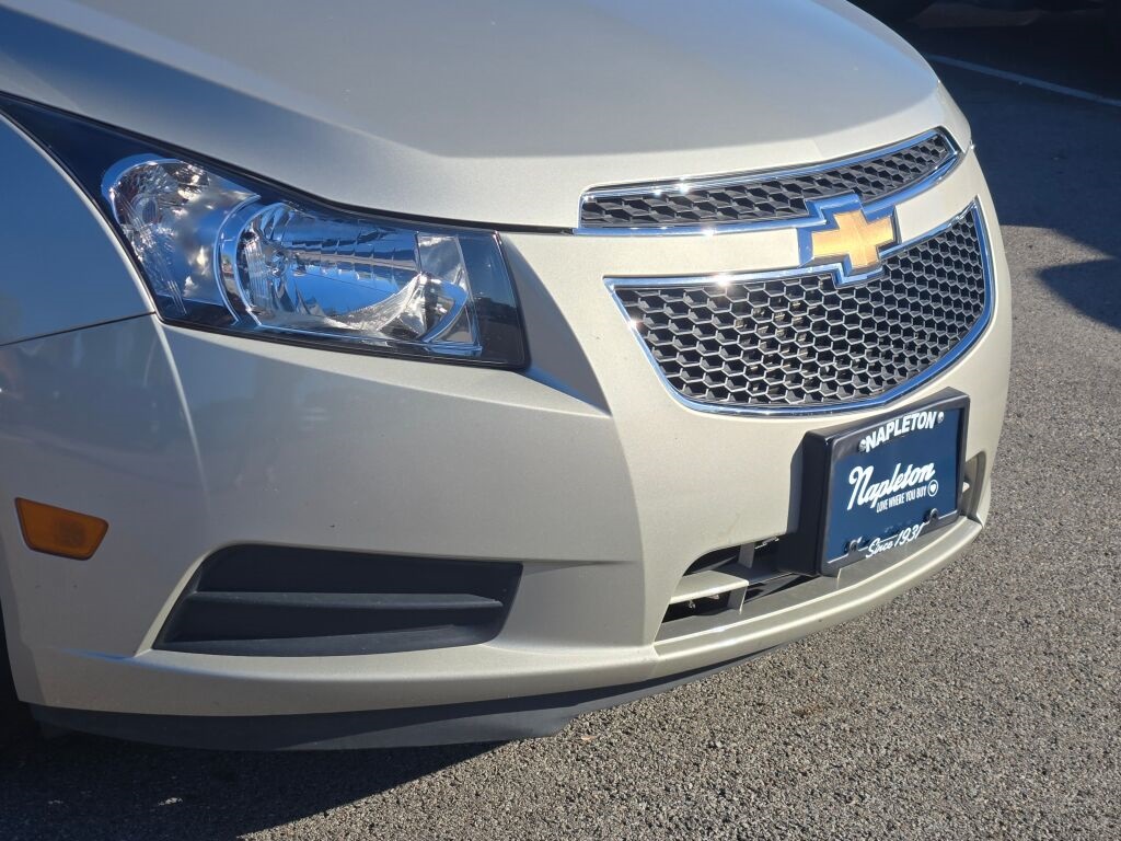 2014 Chevrolet Cruze photo 2