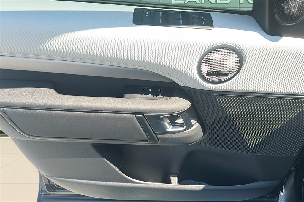 2025 Land Rover Discovery SE photo 28
