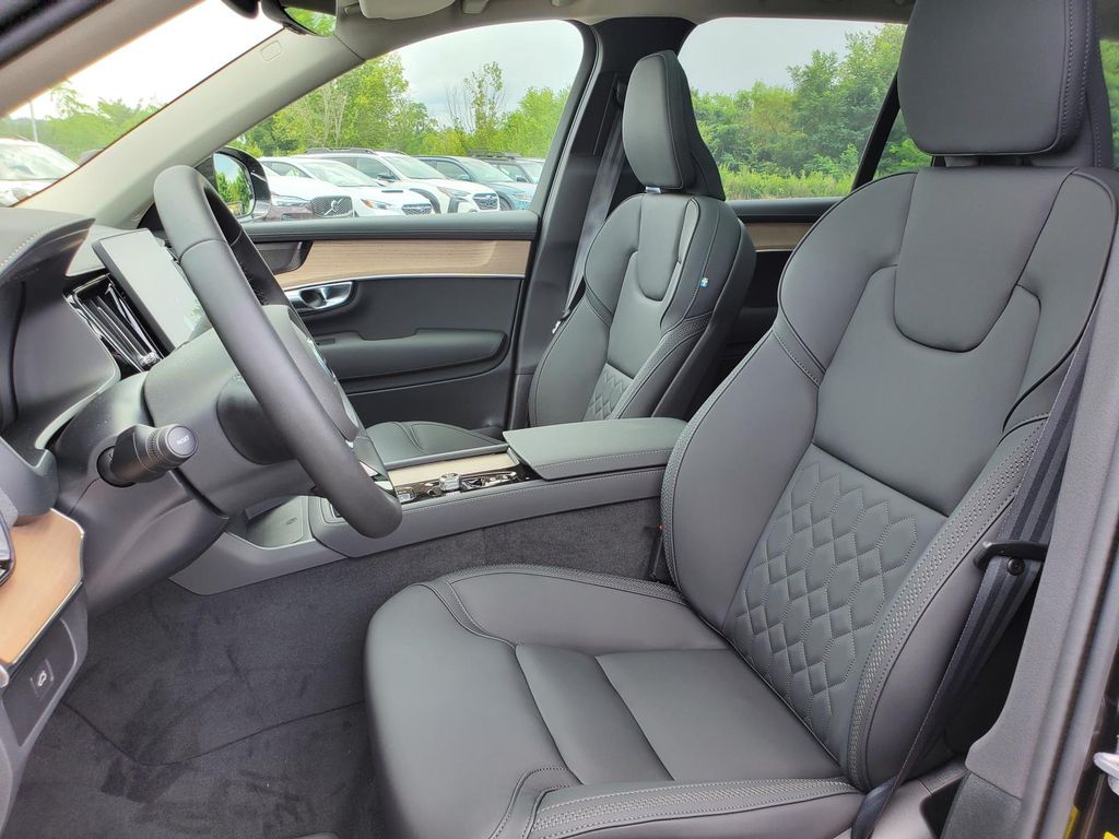 2026 Volvo XC90 AWD Plus photo 3