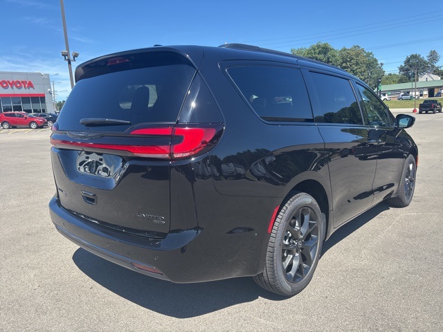 2026 Chrysler Pacifica Limited photo 3