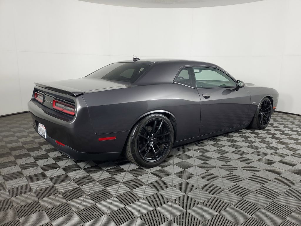 2016 Dodge Challenger SXT Plus photo 3