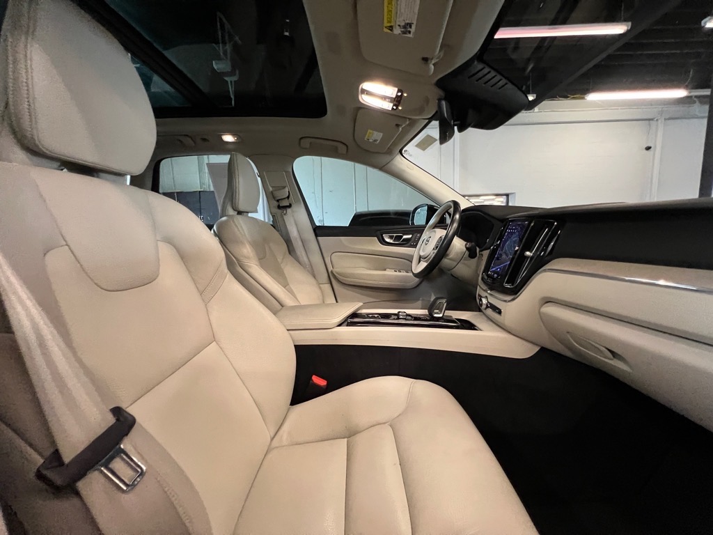 2023 Volvo XC60 B5 Plus photo 19