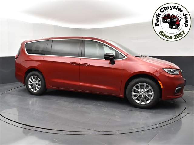 2026 Chrysler Pacifica Select's photo
