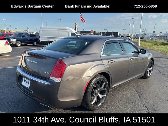 2020 Chrysler 300 Touring photo 7