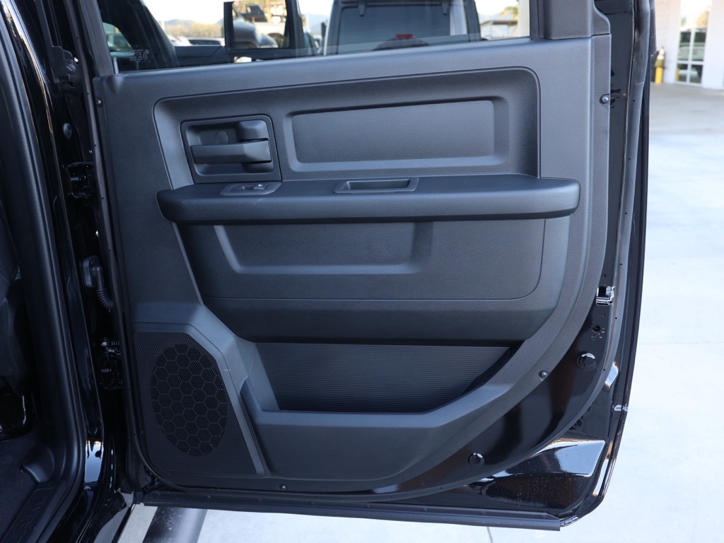 New 2026 Diamond Black Crystal Pearl-Coat Exterior Paint RAM Tradesman image 17