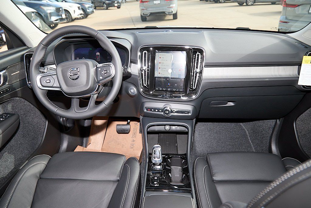 2026 VOLVO XC40 - Image 22
