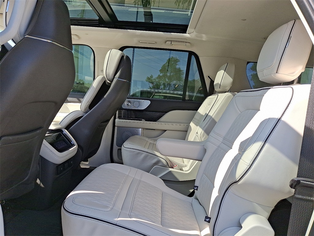 2023 Lincoln Navigator L photo 10