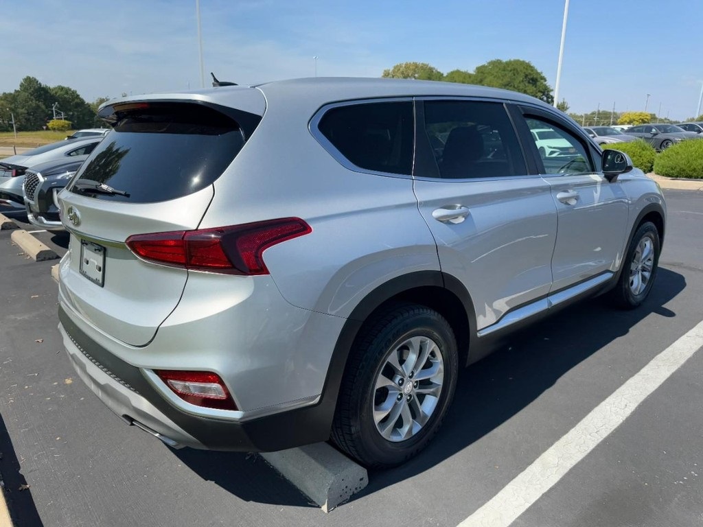 2019 Hyundai Santa Fe SE photo 2