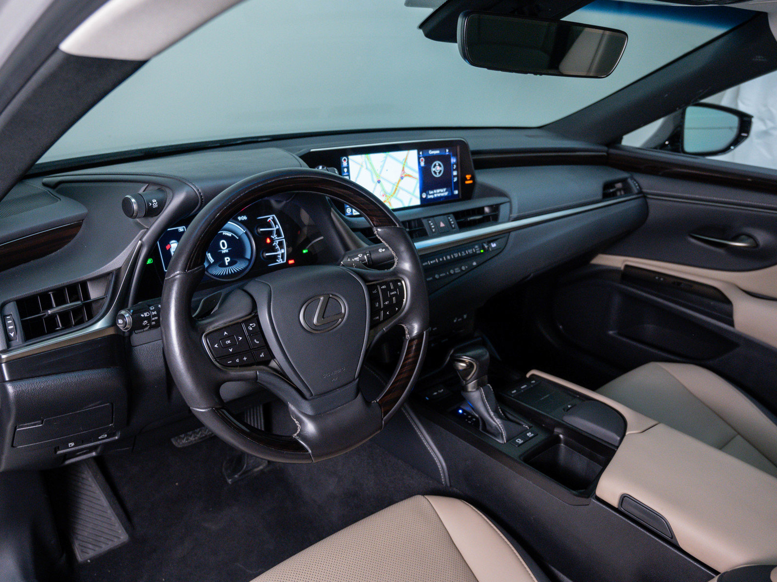 2019 Lexus ES 300h photo 17