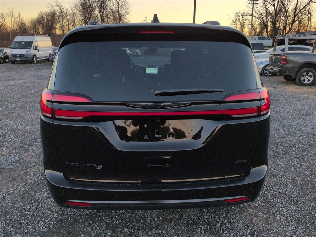 2026 Chrysler Pacifica photo 3