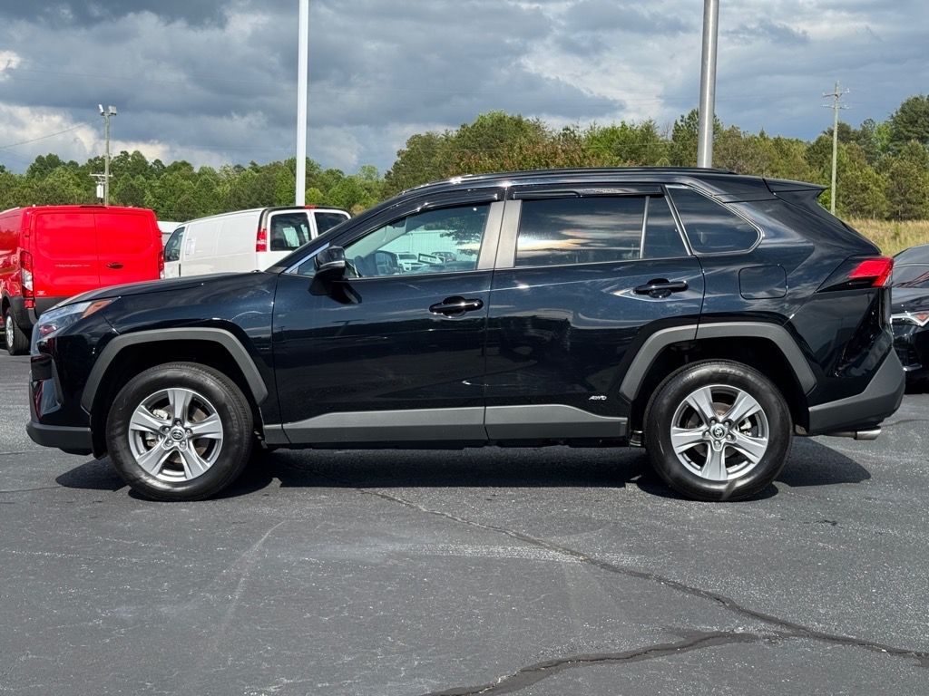 2022 Toyota RAV4 Hybrid XLE photo 5