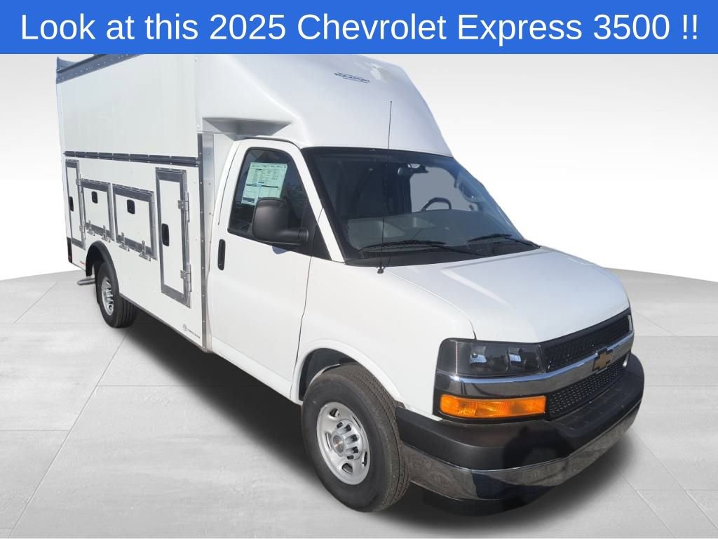 2025 Chevrolet Express Cutaway Base's photo