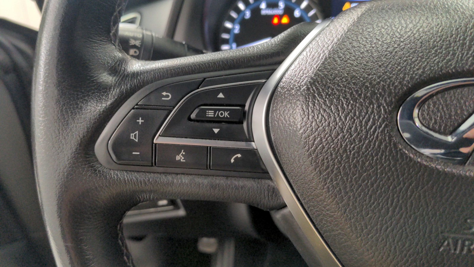 Used 2022 Graphite Shadow INFINITI LUXE image 17