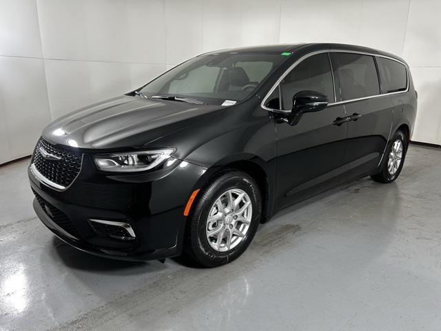 2026 Chrysler Pacifica photo 3