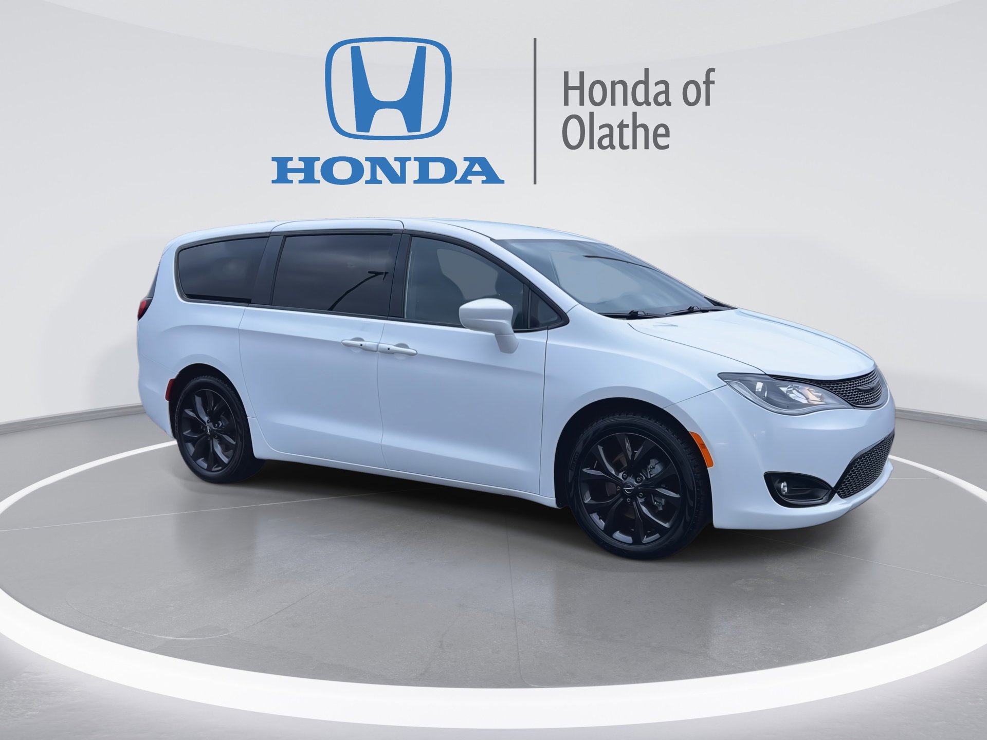 Used 2019 Chrysler Pacifica Touring Plus with VIN 2C4RC1FG6KR532323 for sale in Kansas City