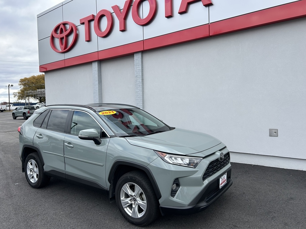 2021 Toyota RAV4 XLE's photo