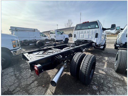 2024 Chevrolet Silverado 5500HD LT photo 4