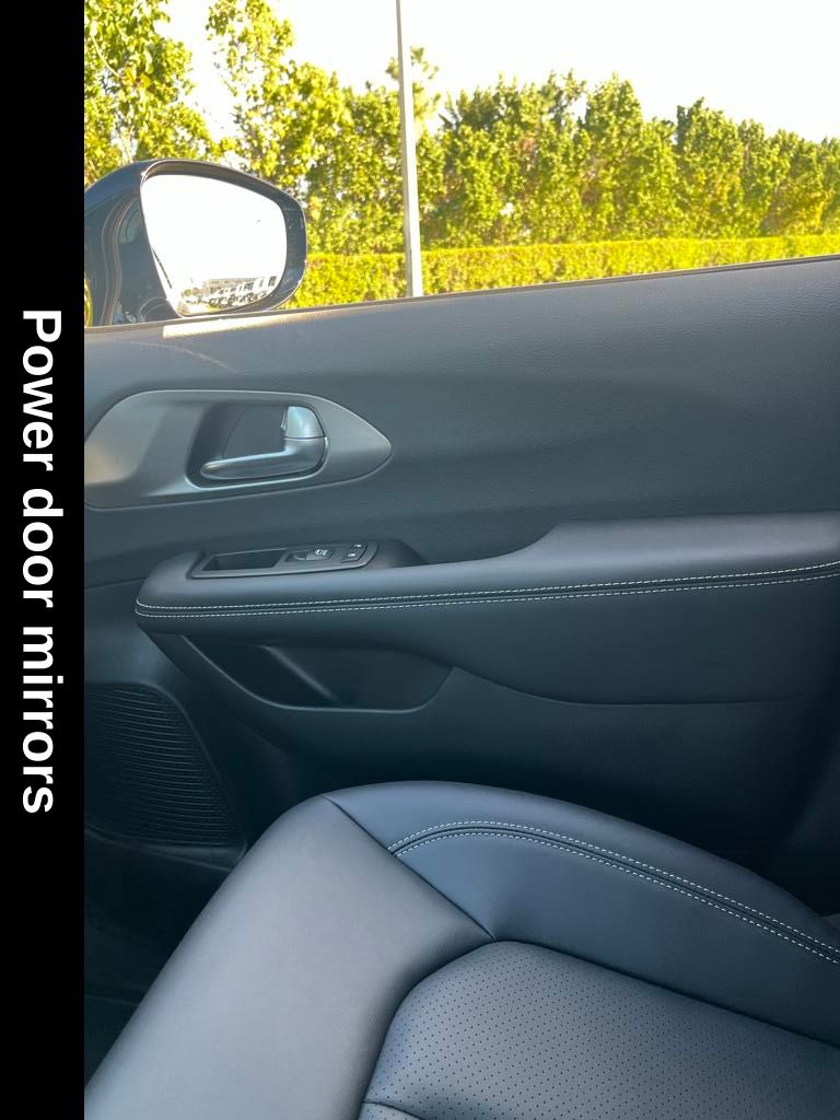 2025 Chrysler Pacifica photo 16