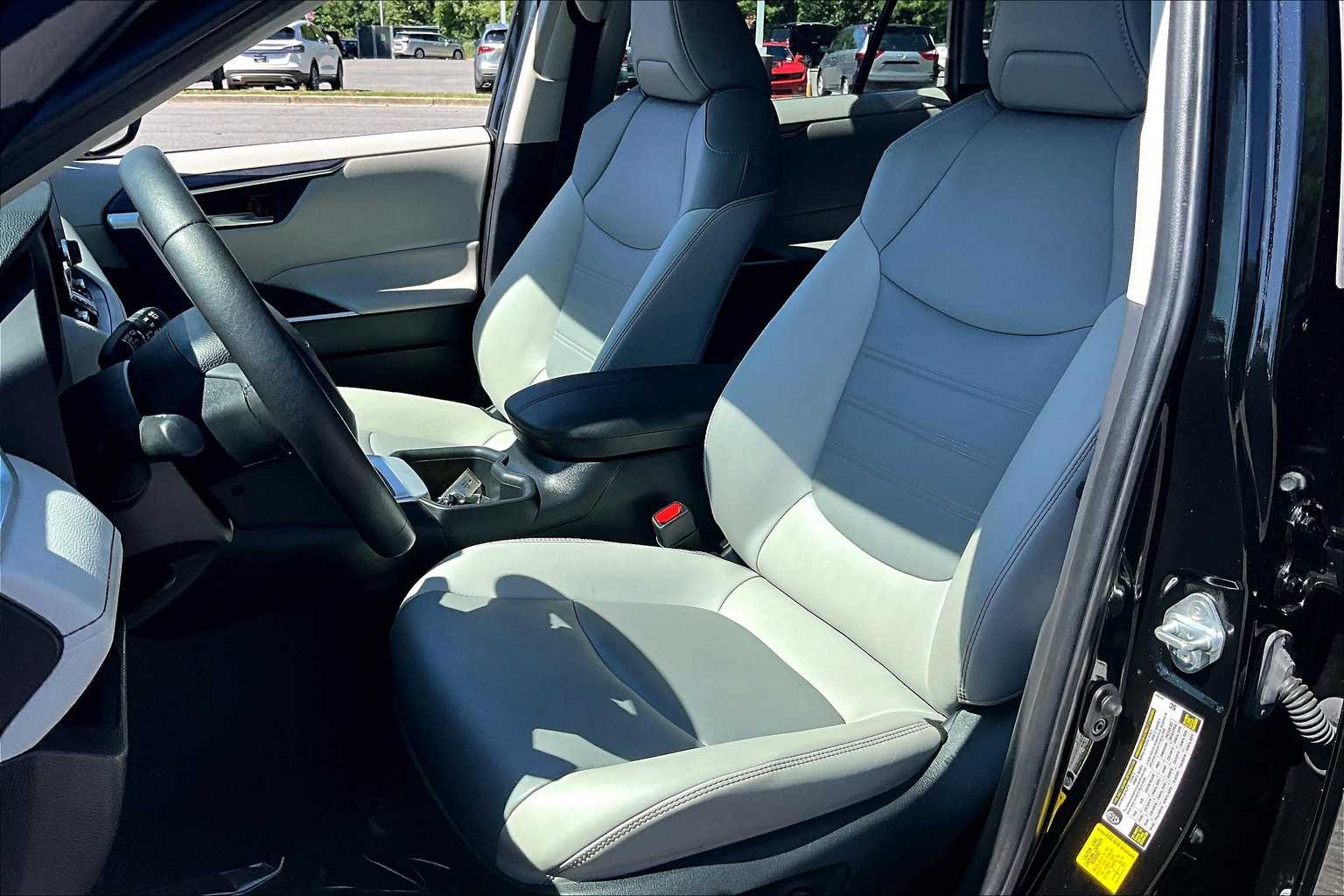 2024 Toyota RAV4 XLE Premium photo 7