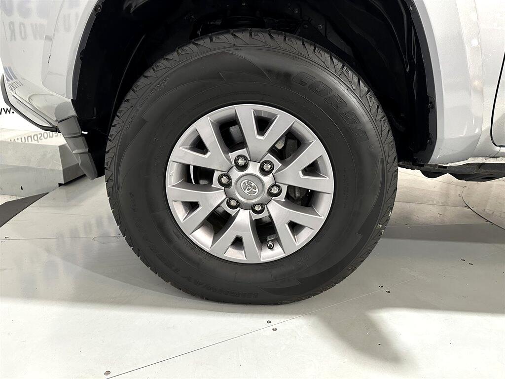 2018 Toyota Tacoma SR5 photo 32
